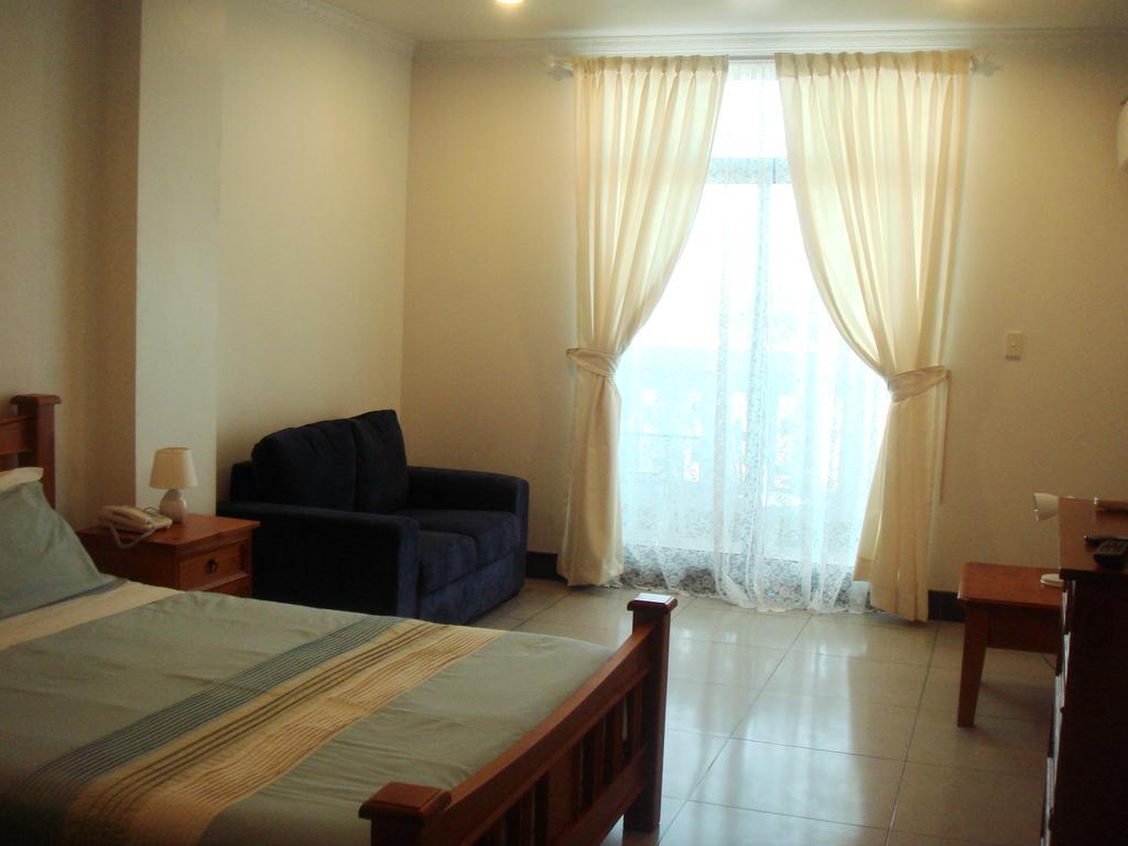 Tungi Colonnade Hotel نوكو ألوفا الغرفة الصورة